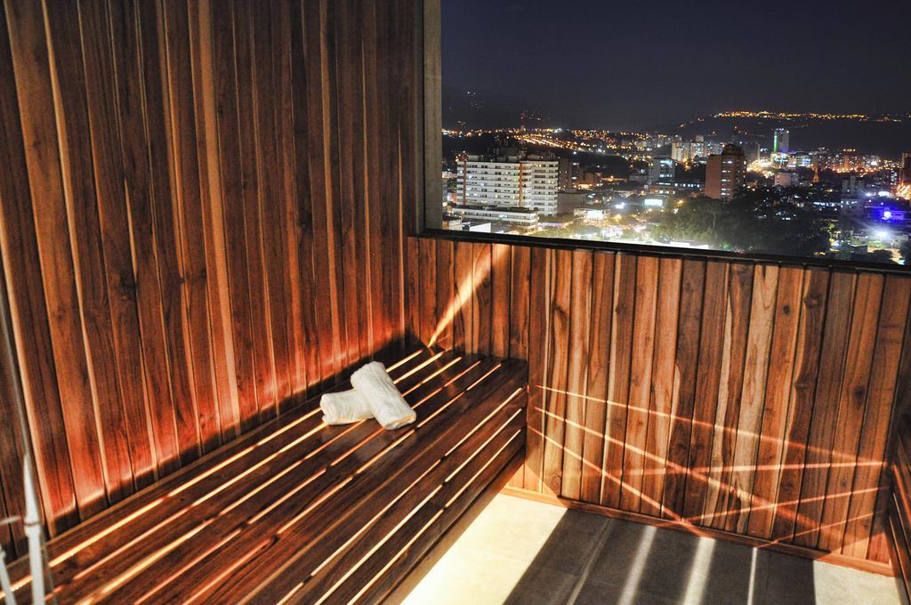 Hotel Dann Carlton Bucaramanga Exterior photo A balcony in a hotel