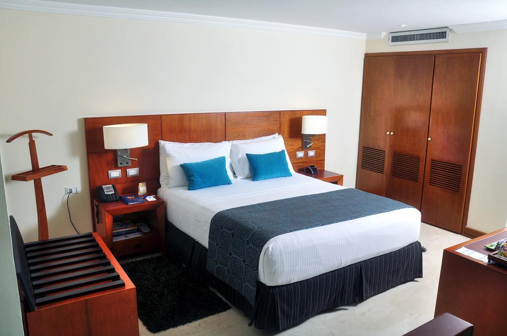 Hotel Dann Carlton Bucaramanga Exterior photo A room at the hotel